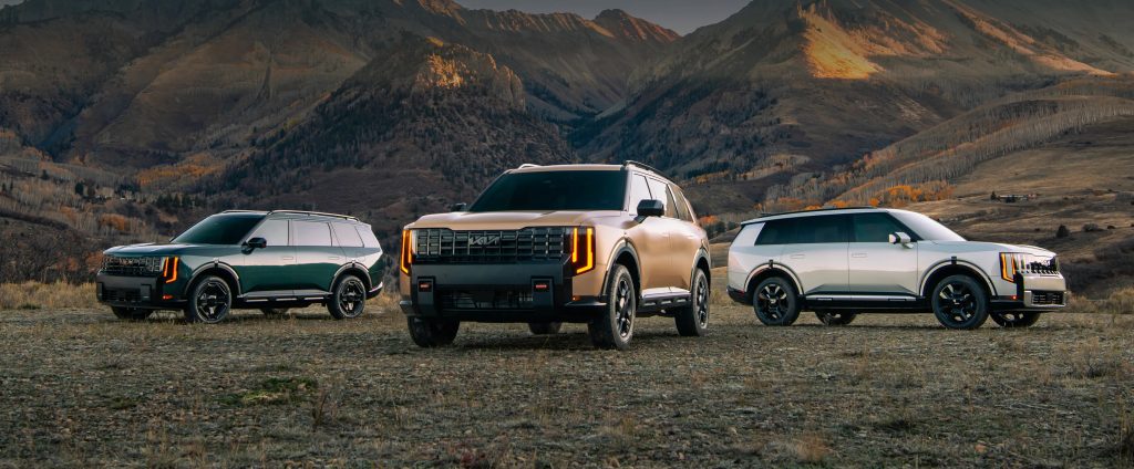 A picture of three 2027 Kia Tellurides in a mountain area.